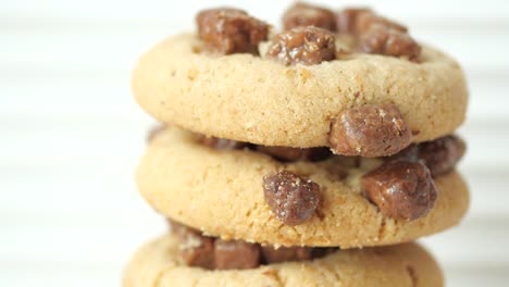 galletas de trozos de chocolate apiladas