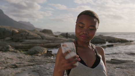 Junge-Glückliche-Afroamerikanische-Frau,-Die-Mit-Dem-Smartphone-Ein-Lustiges-Selfie-Foto-Am-Strand-Macht