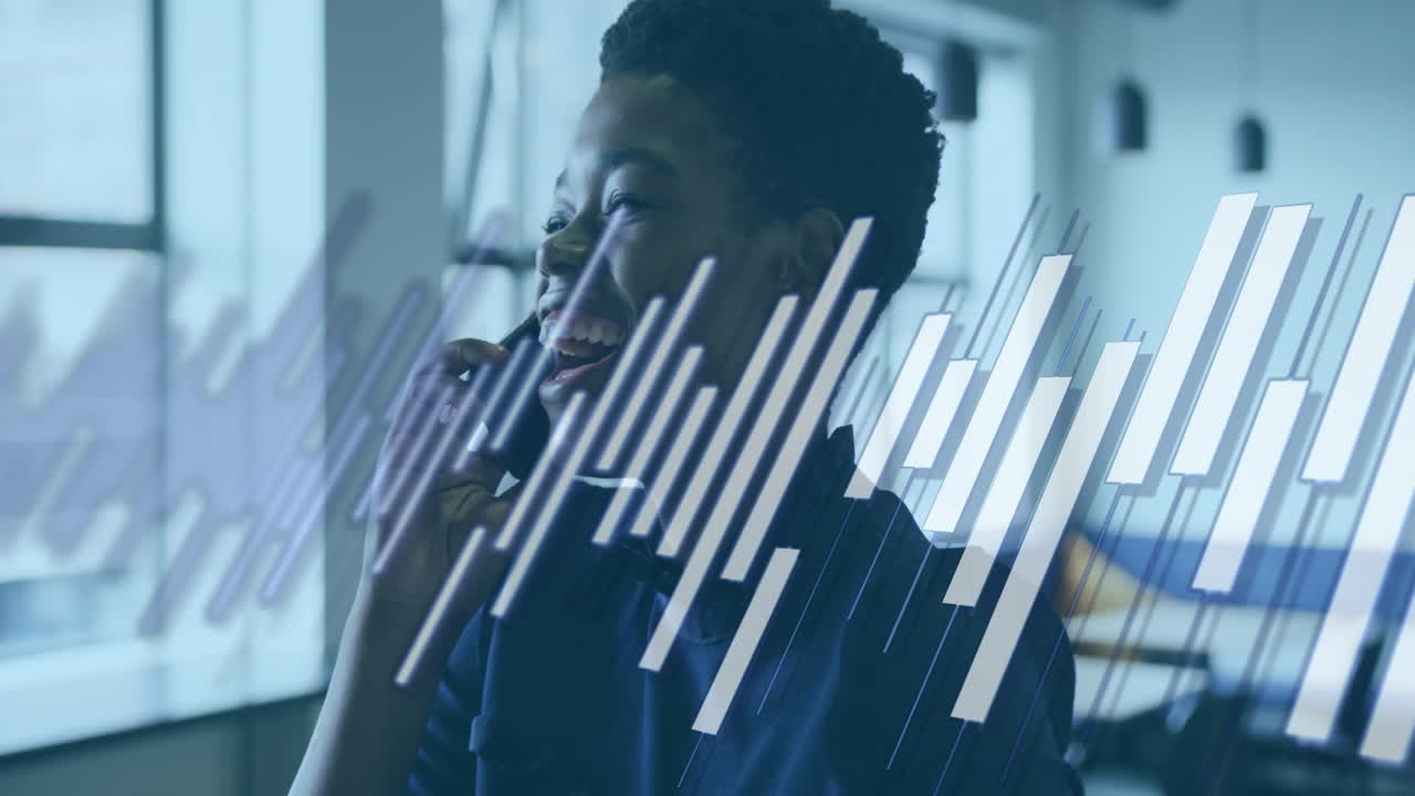 animazione di colonne in movimento su una donna d'affari afroamericana che parla sullo smartphone