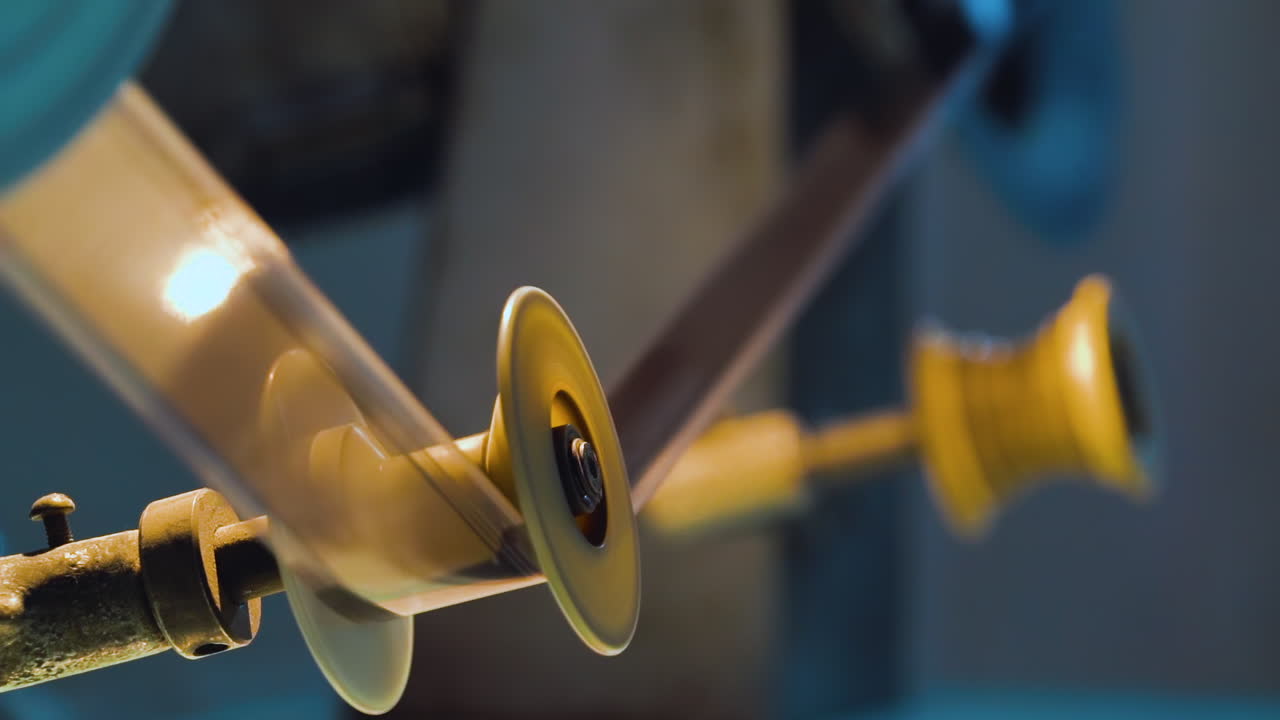 오래된 영화관 장비에서 움직이는 릴을 가진 지원 롤러