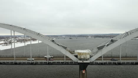 Kamerafahrt-Aus-Der-Luft-Von-Vielen-Autos,-Die-Die-Hundertjährige-Brücke-überqueren,-Die-Die-Quad-Cities-In-Illinois-Und-Iowa-Verbindet