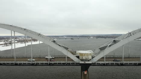 toma aérea de seguimiento de muchos autos cruzando el puente centenario que conecta las ciudades cuádruples en illinois e iowa