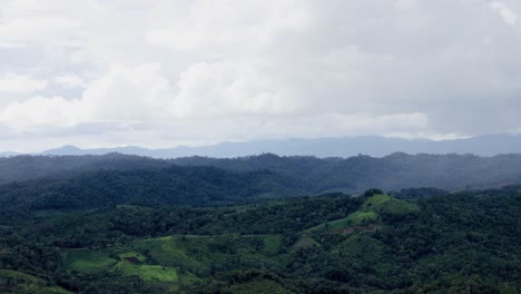 Lapso-De-Tiempo-De-Cielo-Nublado-Con-Tormenta-Y-Lluvia-Sobre-Las-Montañas