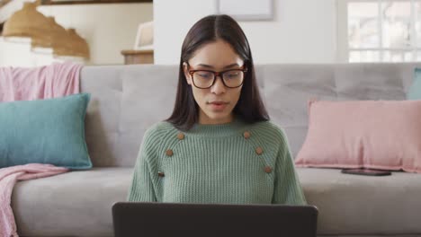 Biracial-Frau-Benutzt-Laptop-Und-Arbeitet-Im-Wohnzimmer