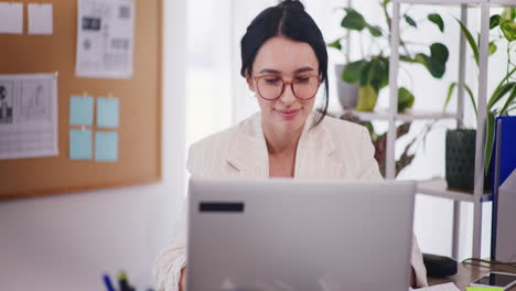 Una-Mujer-Pensativa-Con-Gafas-Piensa-En-El-Desarrollo-De-La-Empresa