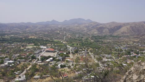 tiro de ángulo alto de plantas y colinas en un día soleado en mixteca poblana, puebla, méxico