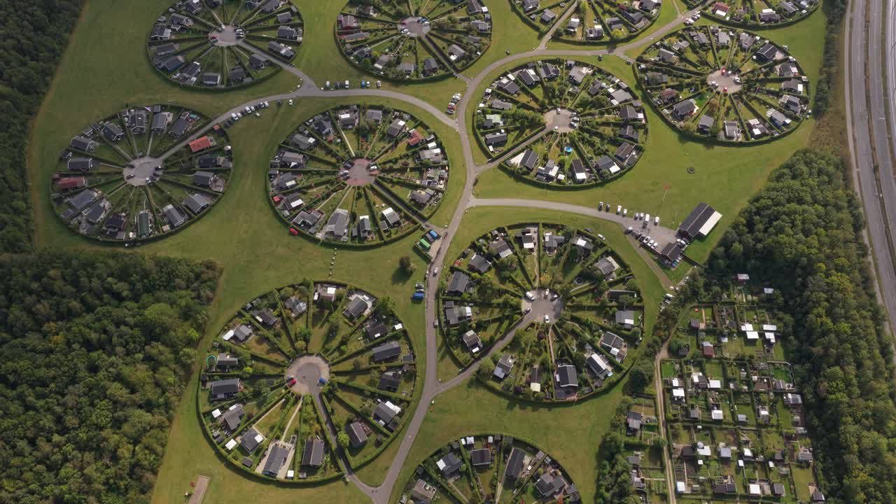 Luftpanorama af cirkulær dansk bebyggelse, der prioriterer miljøet