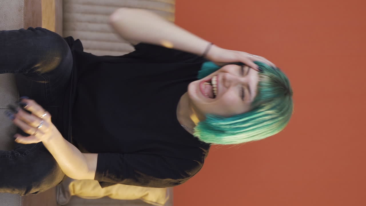 вертикальное видео сумасшедшего смеха.