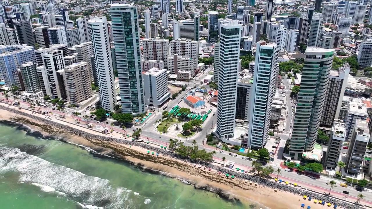 Uferallee in Recife, Pernambuco, Brasilien. Stadtlandschaft. Küstenallee. Innenstadthintergrund. Stadtviertel. Metropolengebäude. Boa Viagem Allee in Recife, Pernambuco, Brasilien.