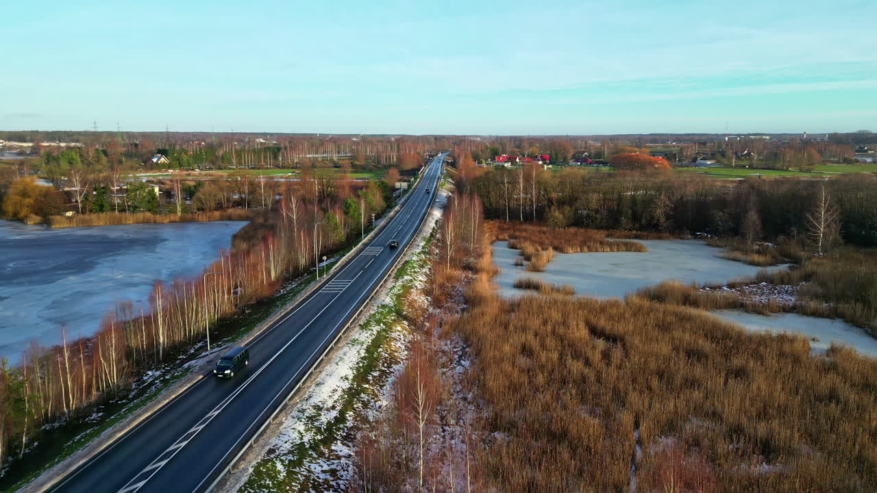 차량이 정오에 고속도로를 따라 운전하는 동안 눈으로 가게 인 시골에 드론 도리