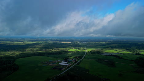 nubes tormentosas que fluyen sobre las llanuras de letonia, vista aérea