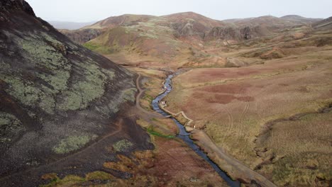 drone fundador de las aguas termales del valle de reykjadalur en el sur de islandia, aéreo