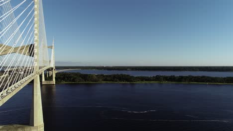 Brücke:-Langsam-Ansteigende-Drohne,-Aufnahme:-Dames-Point-Bridge