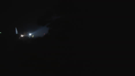 avión en el cielo nocturno