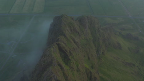 Draufsicht-Auf-Den-Bergrücken-In-Der-Südisländischen-Landschaft.-Luftaufnahme,-Die-Ein-Atemberaubendes,-Nebliges-Panorama-Des-Isländischen-Skandinavischen-Hochlandes-Zeigt