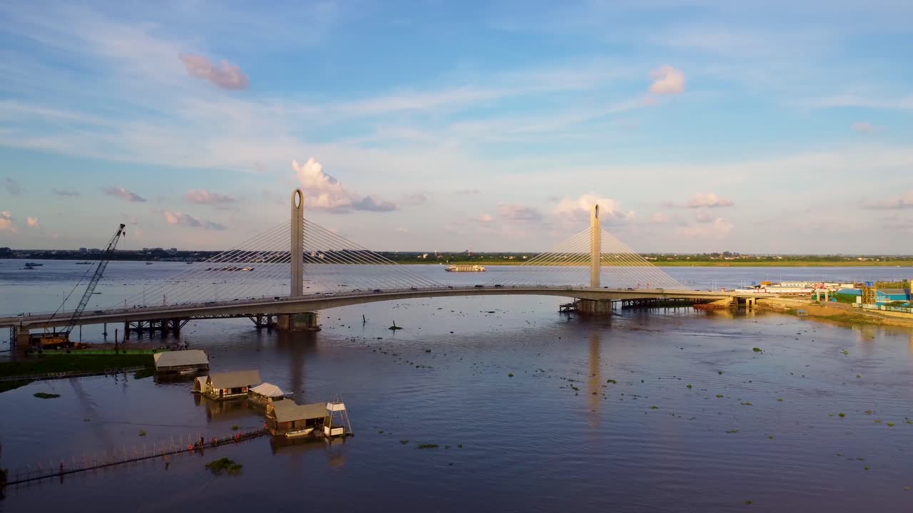Toma aérea de dron acercándose al Puente Isla Diamante-Isla Norea en la Isla Koh Pich, Ciudad de Phnom Penh