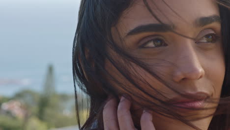 Primer-Plano-Retrato-De-Una-Hermosa-Mujer-India-Disfrutando-De-Un-Tranquilo-Día-Soleado-Relajándose-En-Las-Vacaciones-De-Verano-Corriendo-Las-Manos-Por-El-Cabello