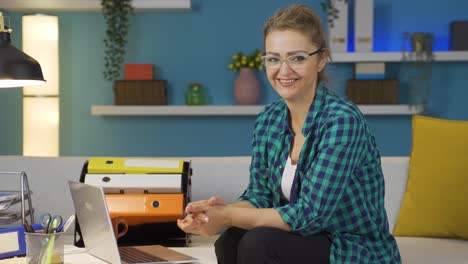 Mujer-Trabajadora-De-Oficina-En-Casa-Sonriendo-A-La-Cámara.