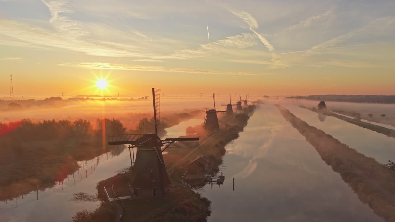 Naturskjønn soloppgang på landet ved Kinderdijk vindmøller, stemningsfull tåke, Holland