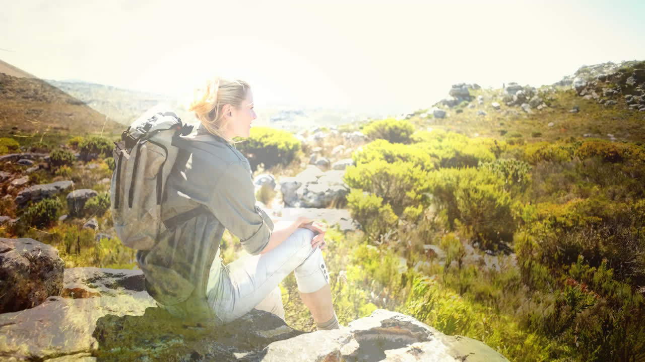 mujer caminando con la transición de la naturaleza