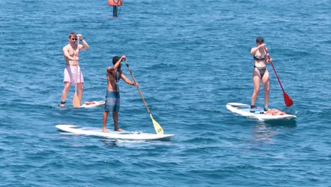 dos personas haciendo paddle board en nápoles, italia