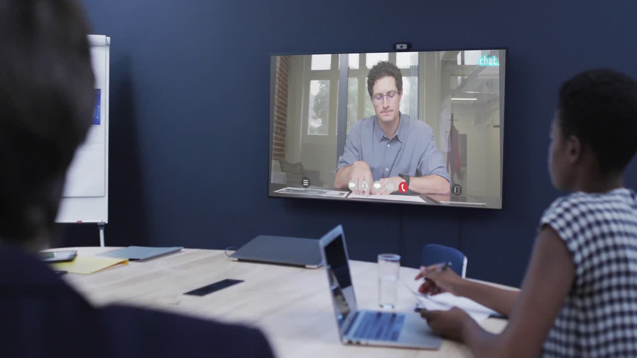 diversas personas de negocios en videoconferencia con un colega caucásico en la pantalla