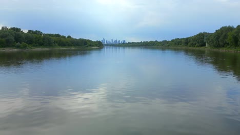 Picturesque-tranquil-scenery,-still-water,-Vistula-River,-Warsaw,-Poland