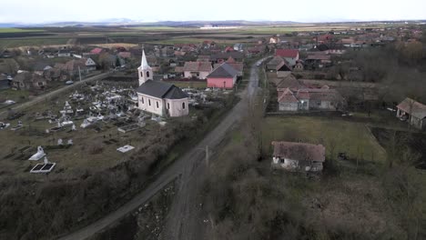 Toma-Aérea-Acercándose-A-Una-Iglesia-En-Un-Pueblo-Pobre.