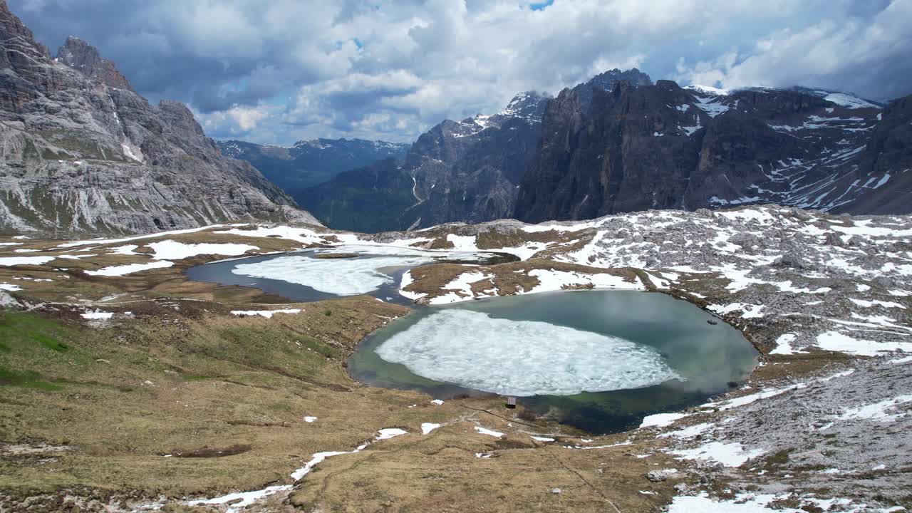 аэроскоп тающего альпийского озера весной, доломиты, италия