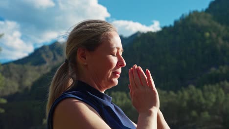 mujer meditando en la naturaleza