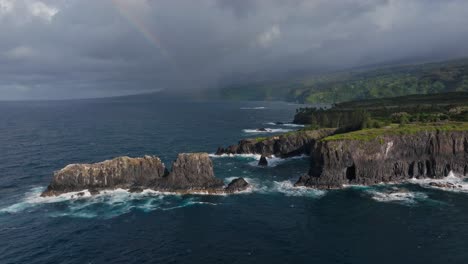 Luftaufnahme-Der-Hohen-Erodierten-Basaltfelsen-Vor-Der-Nordküste-Von-Maui-Von-Der-Straße-Nach-Hana,-Hawaii