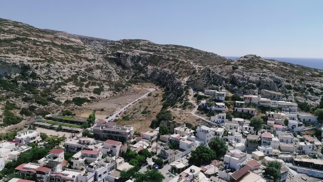 마탈라 크레타 그리스의 해변과 만 위를 날아다니는 드론의 아름다운 전망
