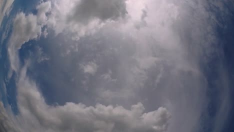 cielo azul y capa de nubes moviéndose en una hermosa tarde soleada