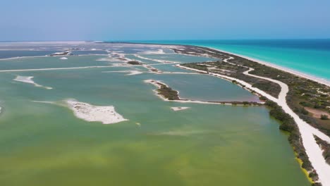 Toma-Aérea-De-Lagos-Salados-Y-Mar-Caribe,-Río-Lagartos,-México