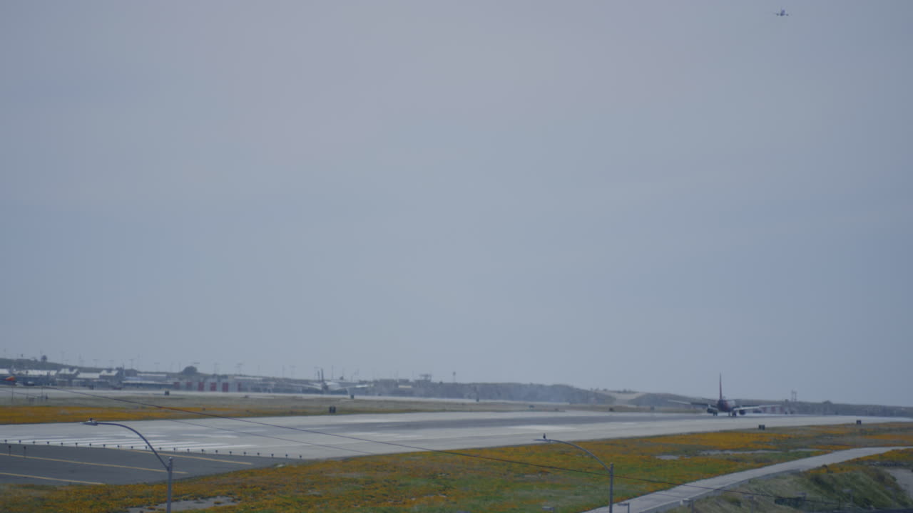 Airplane landing in LAX, Los Angeles