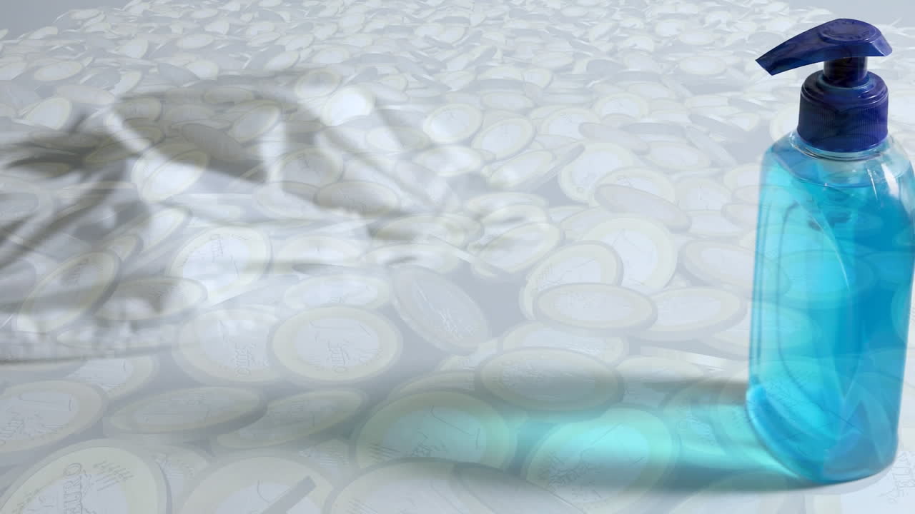 얼굴 마스크와 비누 병에 대항하여 움직이는 금속 동전의 디지털 복합 비디오