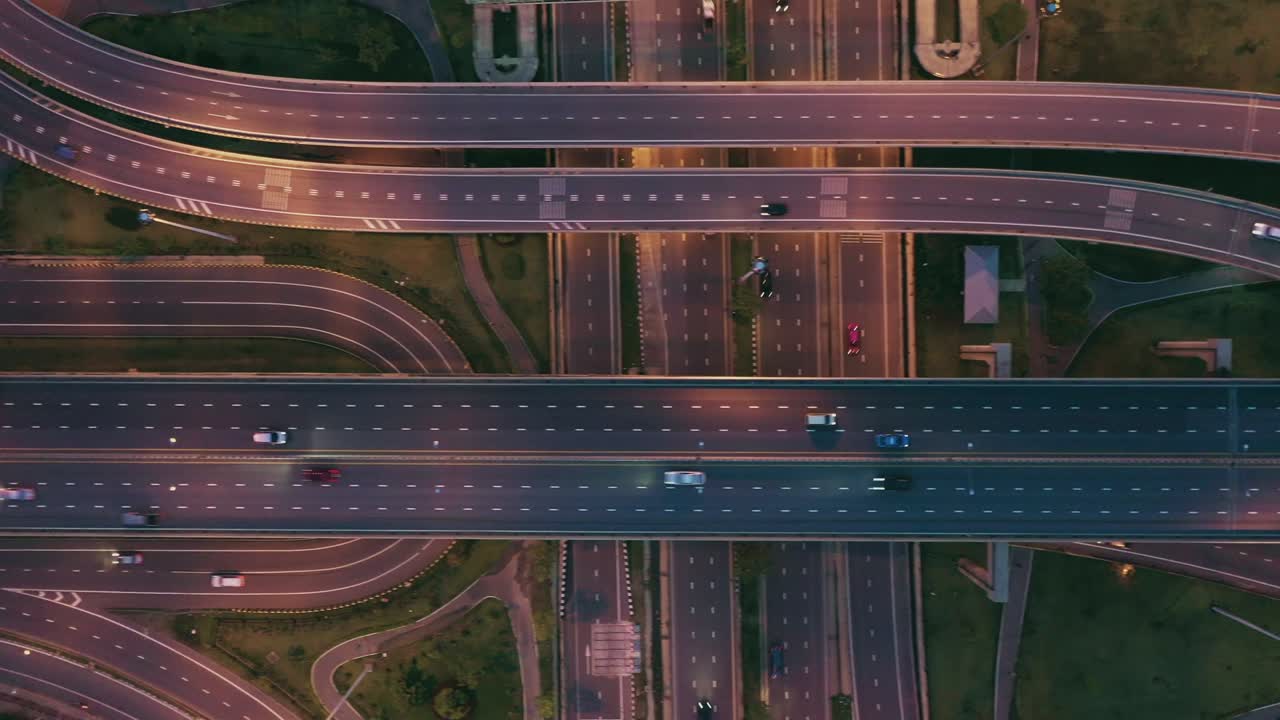 태국 방의 4k 다중 차선 고속도로에서 도시 도로의 공중 장면