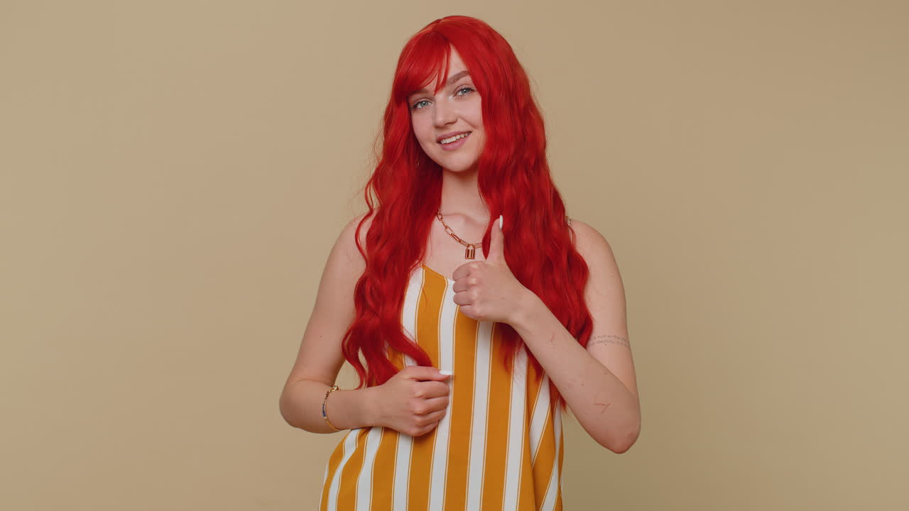 ⁇ 은 머리 의 여자 는 엄지 손가락 을 들고 동의 하거나 긍정적 인 대답 을 하는 것