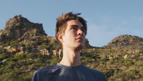joven en el campo