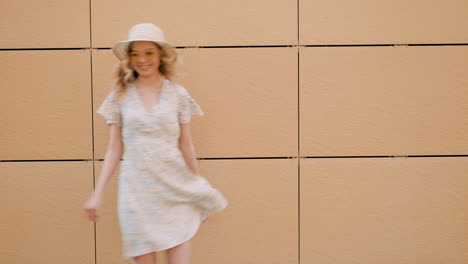 mujer caminando por la pared de azulejos beige