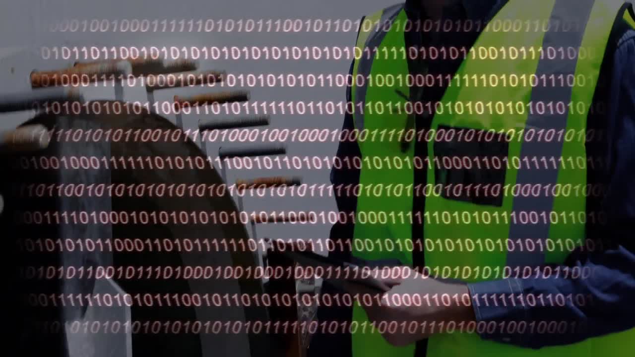 procesamiento de datos de codificación binaria contra la construcción de hombres caucásicos que trabajan en el sitio de construcción