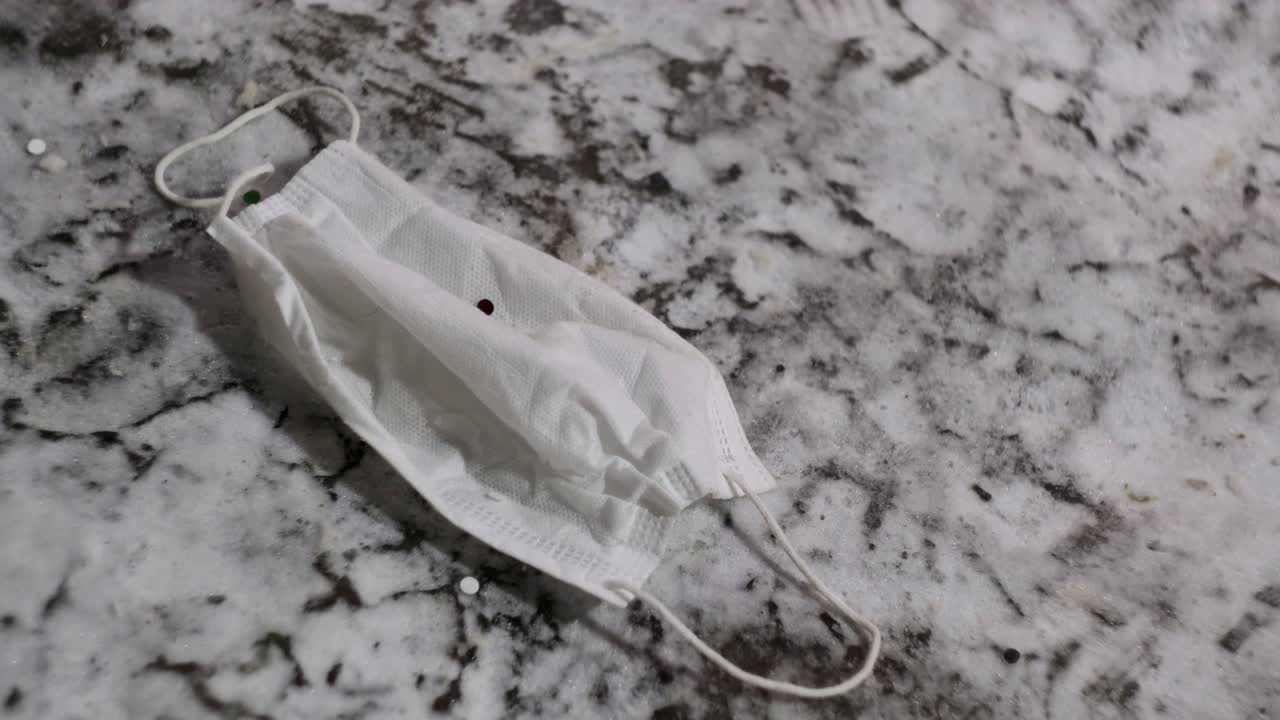 눈 속에서 버려진 마스크