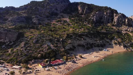 Blick-Von-Oben-Auf-Den-Strand-Und-Die-Küste-Von-Tsambika-Auf-Der-Insel-Rhodos-In-Griechenland-Im-Sommer