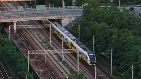 Hochwertige-Drohnenaufnahmen-Von-Zügen-In-Breslau