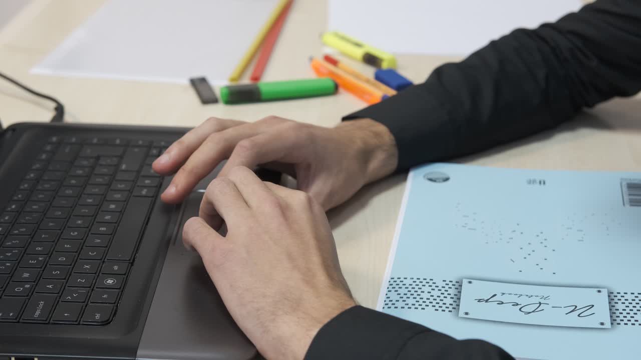 las manos de los estudiantes de computadora