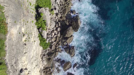 Felsige-Klippenküste-Und-Blauer-Atlantik,-Blick-Von-Oben-Nach-Unten