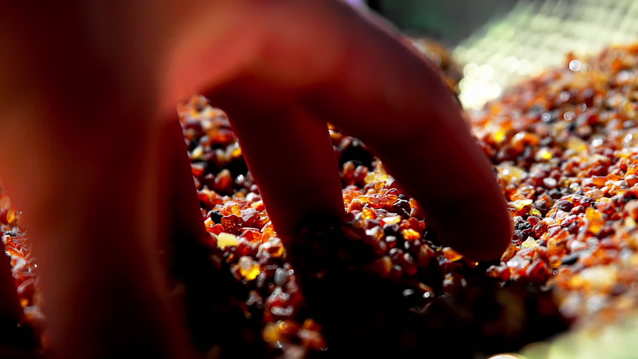 Primo piano di frutta secca assortita esposta in un vivace mercato all'aperto