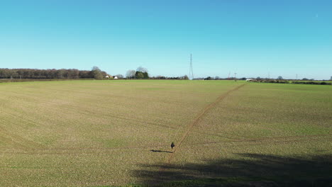 Drone-Siguiendo-A-Un-Hombre-Caminando-Por-Un-Camino-De-Campo-En-Gran-Missenden