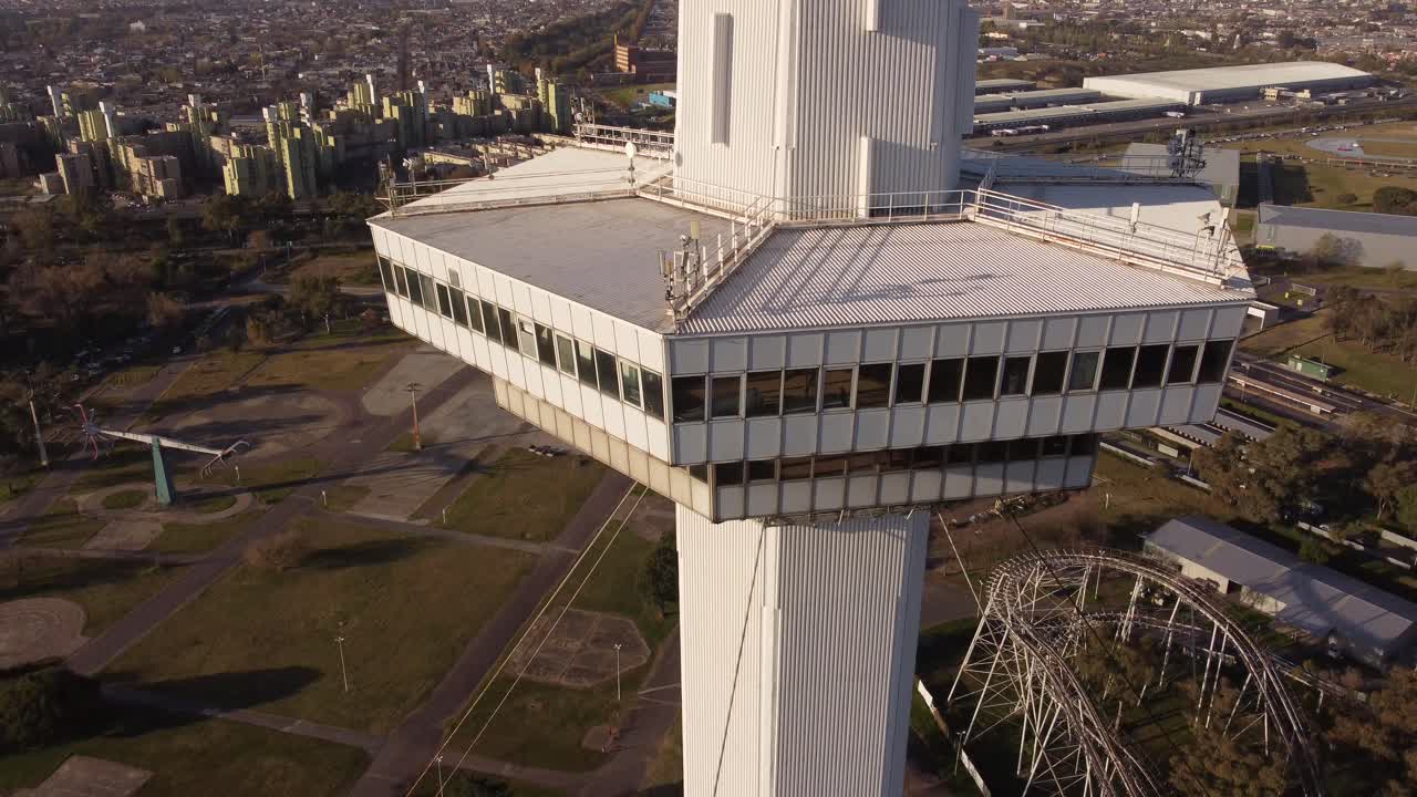 vuelo de drones subiendo a la cima de la torre espacial en la ciudad de buenos aires argentina