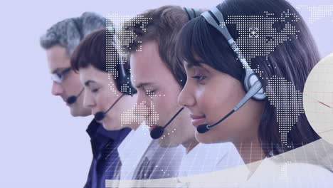animación del globo y el mapa del mundo sobre personas de negocios que usan auriculares telefónicos